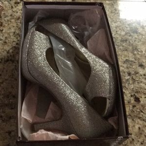 Beautiful Bandolino shoes...silver gold pair